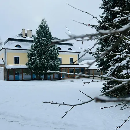 Lisensky Dvur 4* Snezne (Pardubice)
