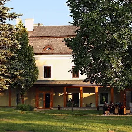 Lisensky Dvur Sněžné