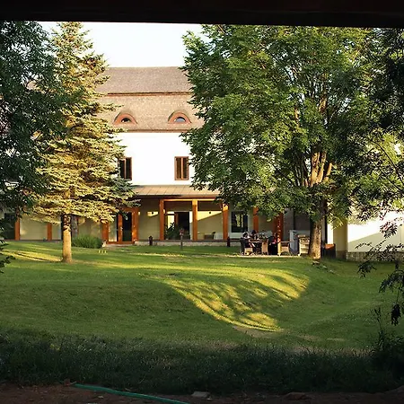 Lisensky Dvur Guest house Snezne (Pardubice)